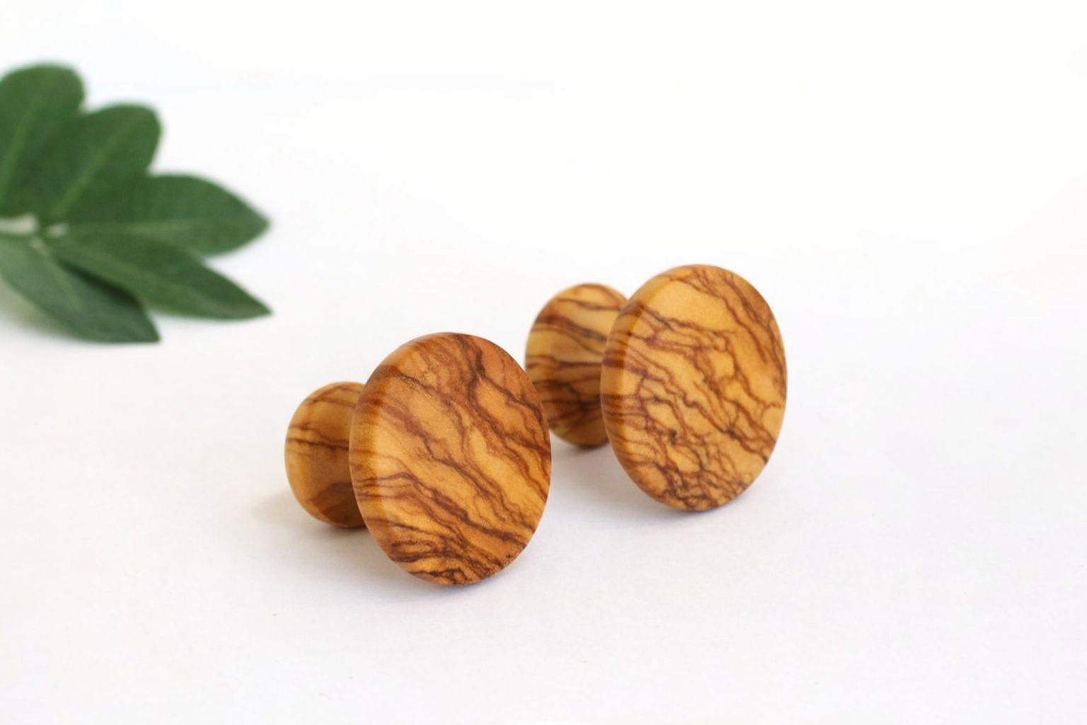 Paire de poignées de cuisine rondes en bois d'olivier veiné.