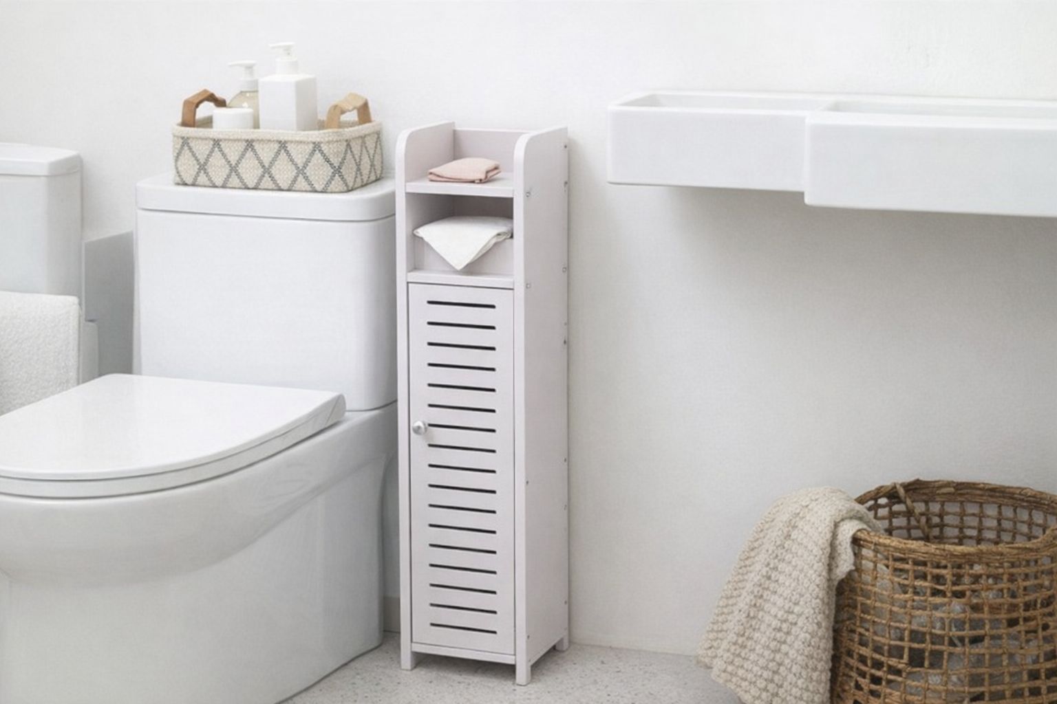 Petit meuble de rangement blanc et accessoires pour une salle de bain zen.