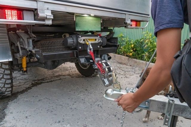 Contrôle de l’attelage d’une remorque derrière un véhicule